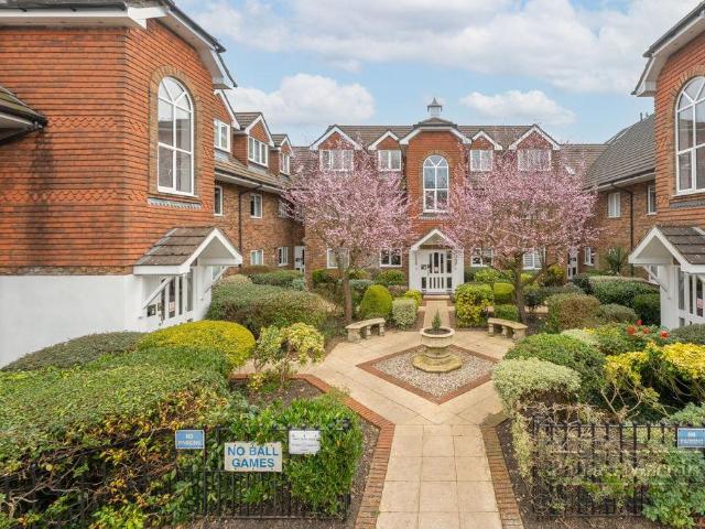 Flat for sale in London Borough of Croydon, Sanderstead