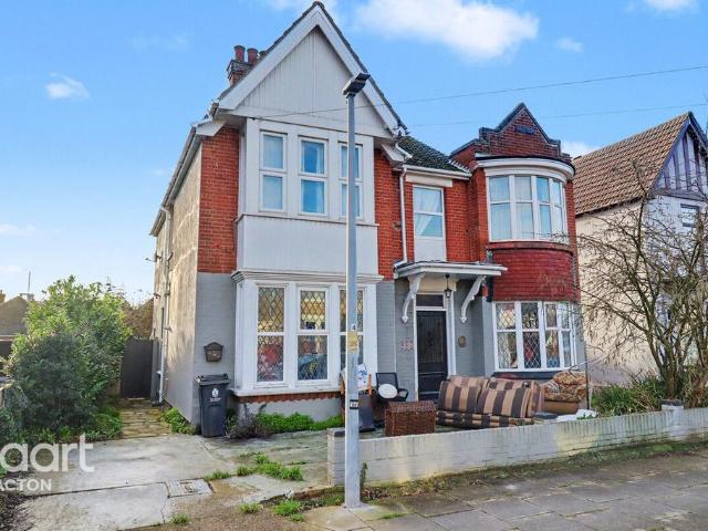 Flat for sale in Dale Hill, Essex