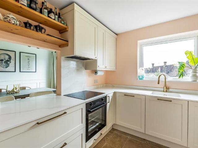 Flat for sale in Oxted, Hillview