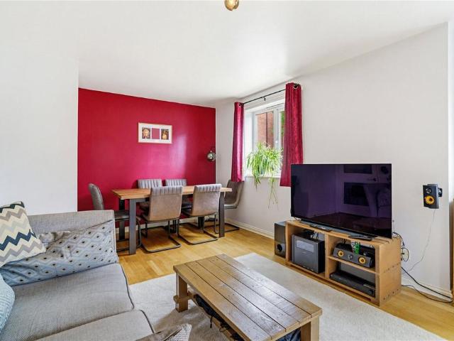 Flat for sale in London Borough of Wandsworth, Greater London