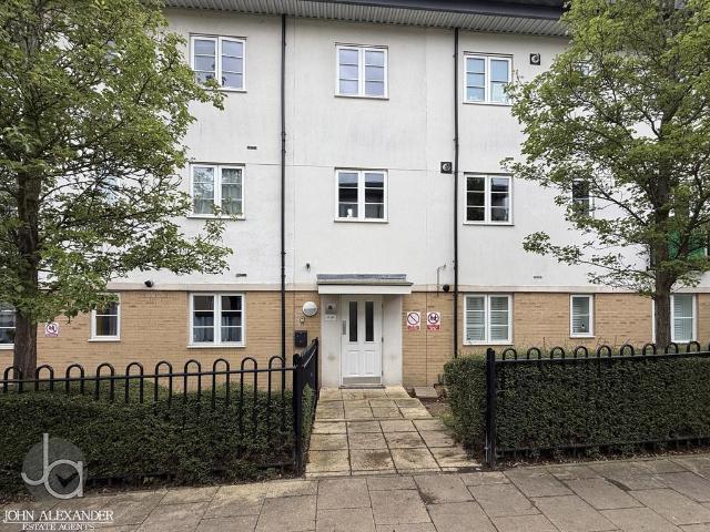 Flat for sale in Chipping Hill, Essex