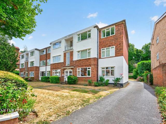 Flat for sale in Surbiton, Greater London