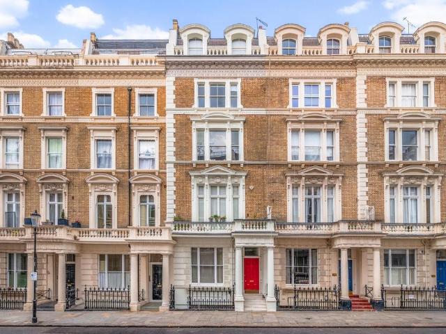 Flat for sale in Royal Borough of Kensington and Chelsea, Greater London