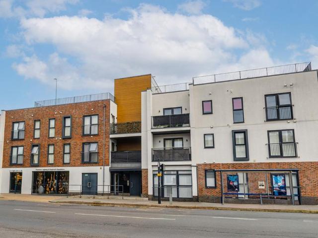 Flat for sale in Alton Barnes, Essex