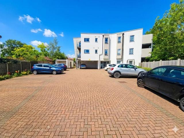 Flat for sale in Alton Barnes, Essex