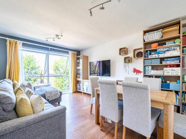 Flat for sale in Surbiton, Greater London