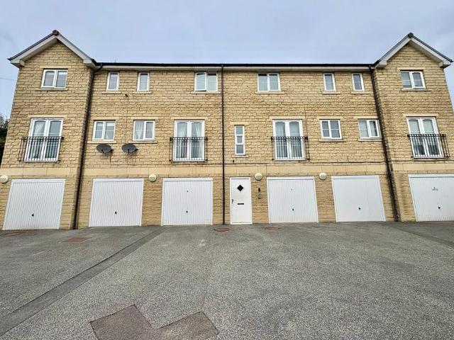Flat for sale in Greetland, West Yorkshire