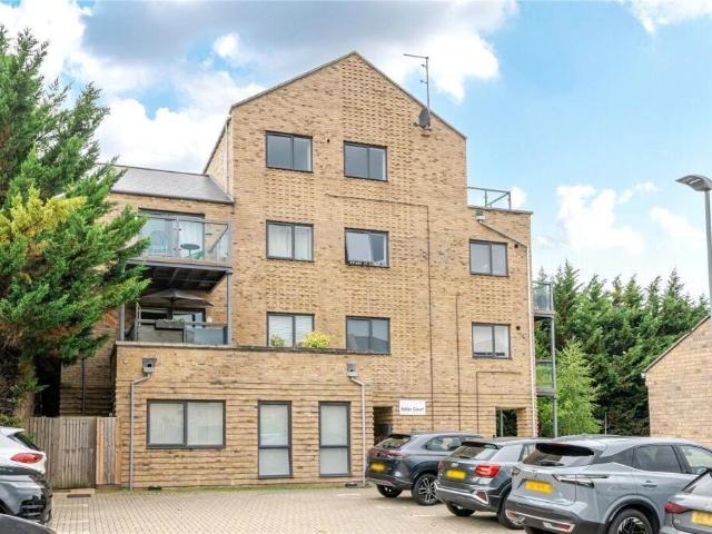 Flat for sale in Oakleigh Park, Greater London