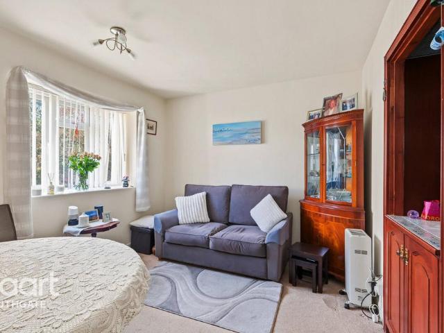 Flat for sale in Oakleigh Park, Greater London