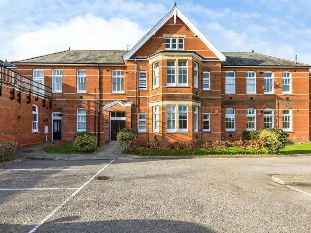 Flat for sale in North Horsham, Horsham