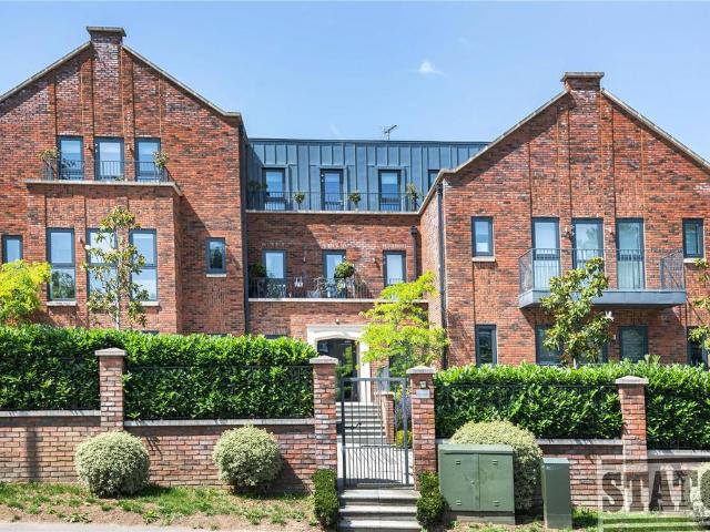 Flat for sale in Radlett, Hertfordshire