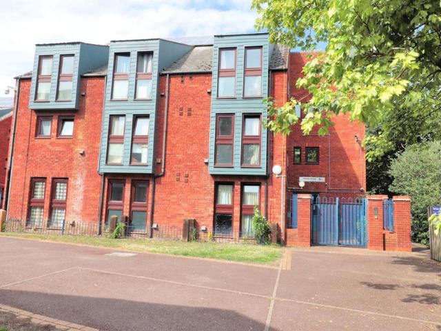 Flat for sale in Southcourt, Aylesbury