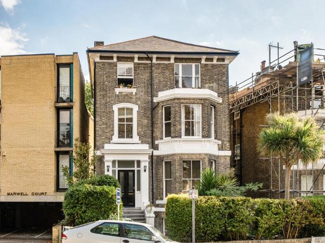 Flat for sale in London Borough of Lewisham, Blackheath