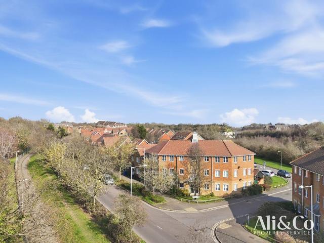 Flat for sale in Grays, Essex