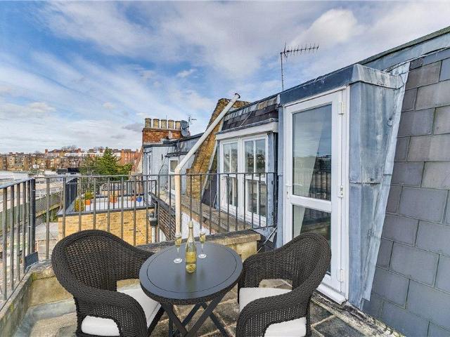 Flat for sale in Earl's Court, Greater London