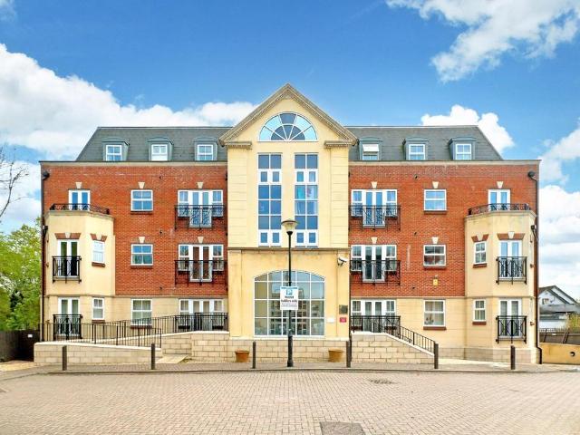 Flat for sale in Beaconsfield, Beaconsfield