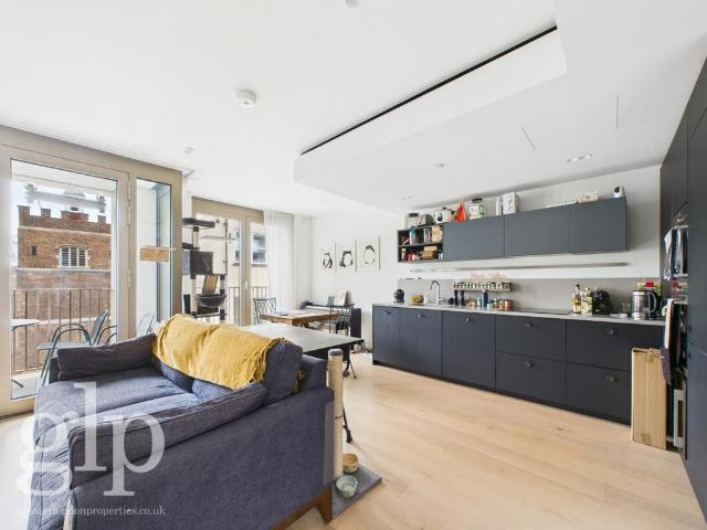 Flat for sale in West Smithfield, Lyons