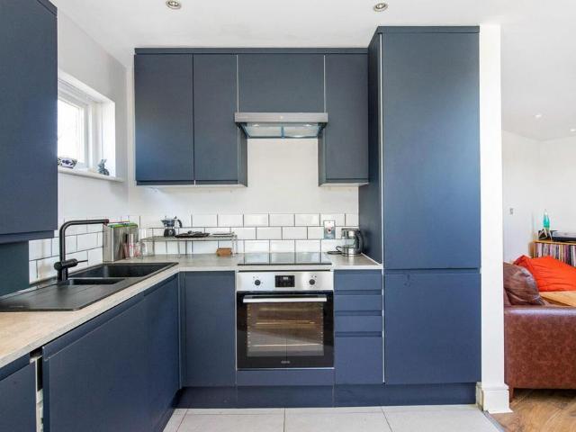 Flat for sale in London Borough of Lewisham, Forest Hill