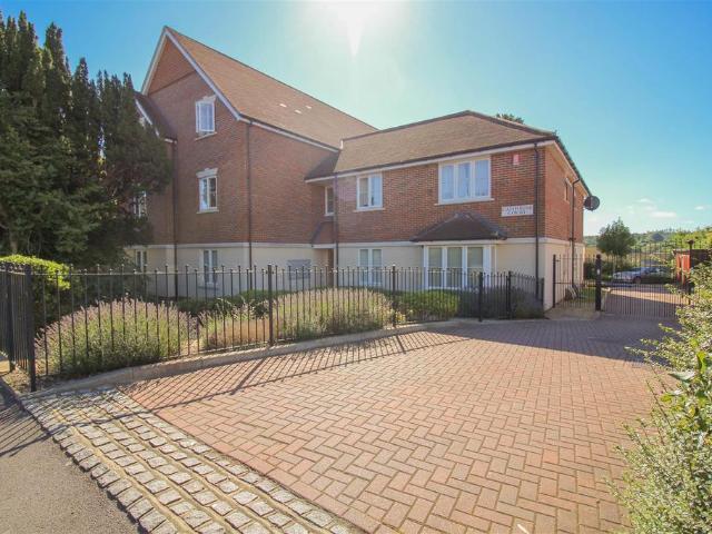 Flat for sale in Fole, Surrey
