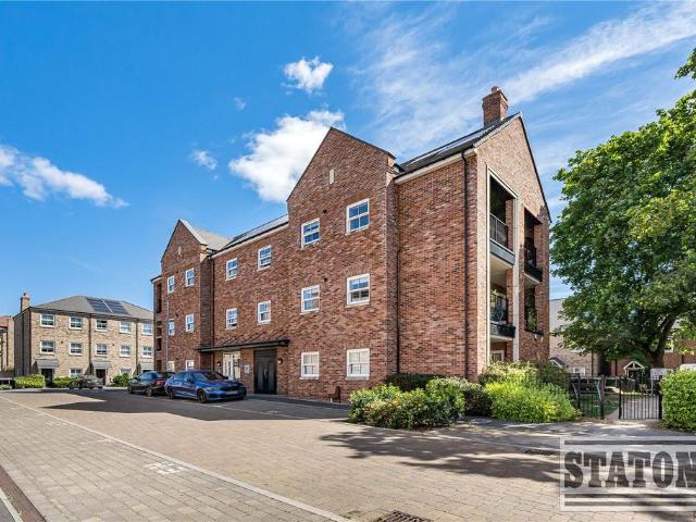 Flat for sale in Whetstone, Greater London