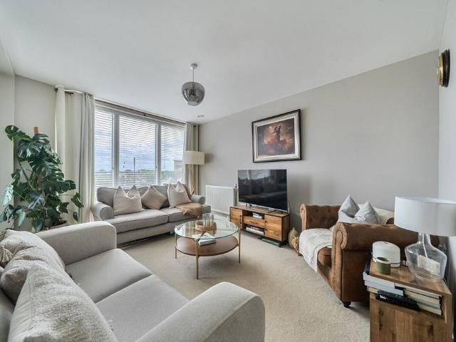 Flat for sale in Norbiton, Greater London