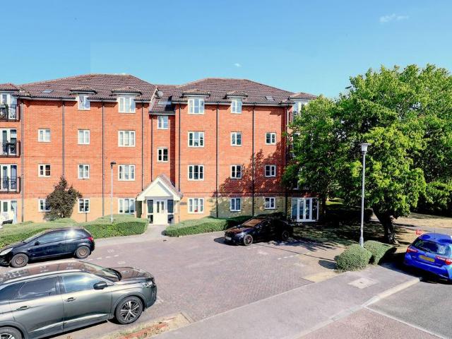 Flat for sale in Broxbourne, Hertfordshire