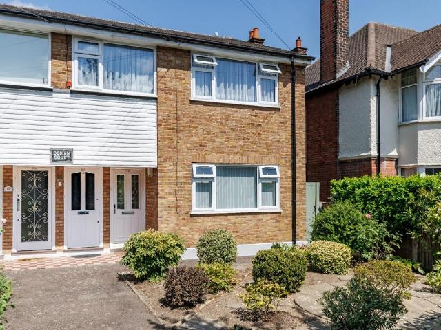 Flat for sale in Chingford, Greater London