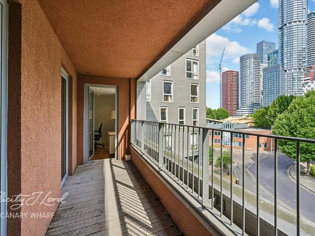 Flat for sale in Isle Of Dogs, Greater London