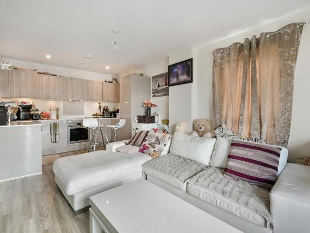 Flat for sale in Brompton, Gillingham