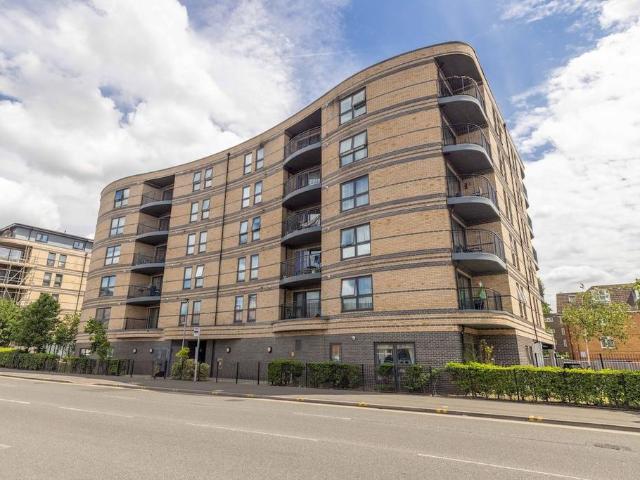 Flat for sale in Slough