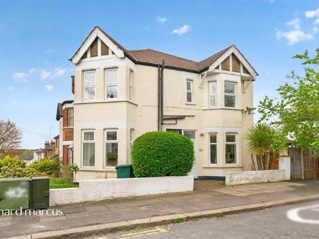 Flat for sale in Colney Hatch, Greater London