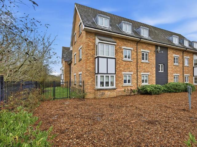 Flat for sale in Grays, Essex