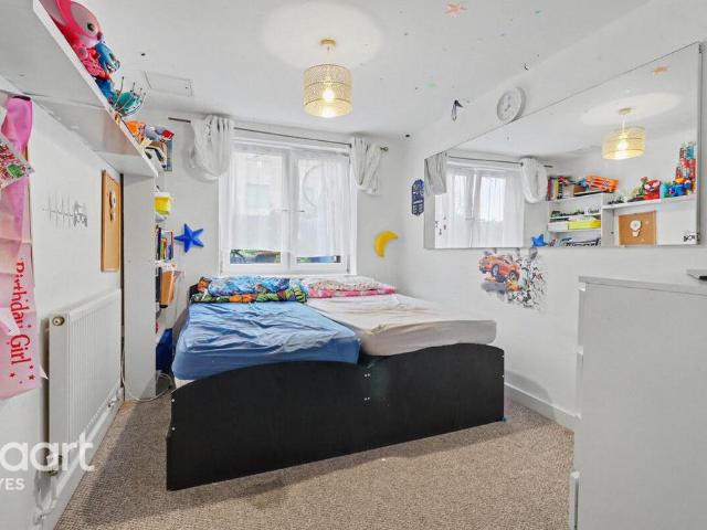 Flat for sale in Yeading, Greater London