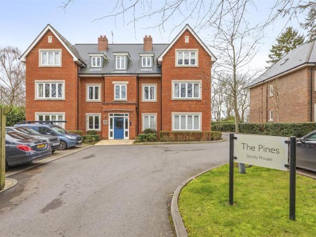 Flat for sale in Totteridge, Cressex