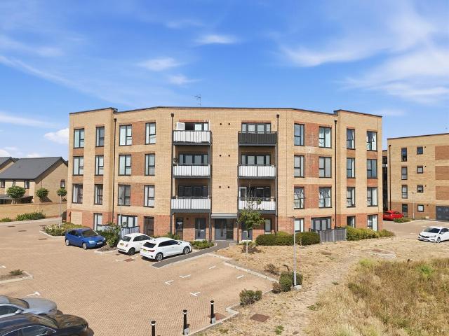 Flat for sale in Badgers Dene, Grays