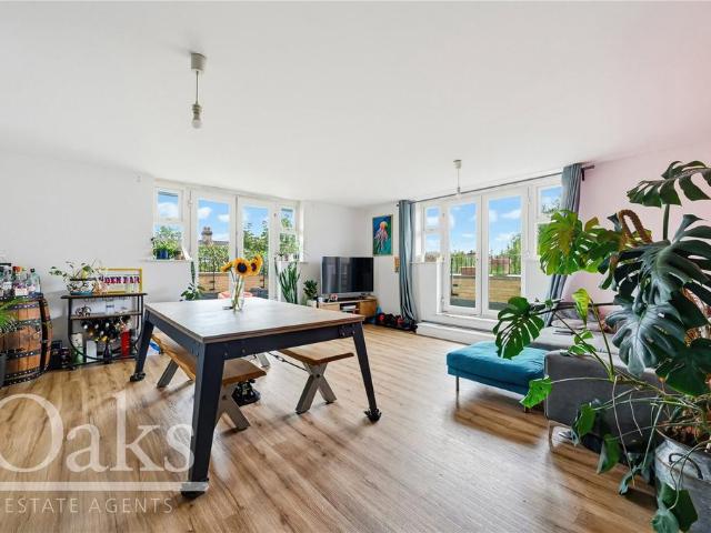 Flat for sale in London Borough of Croydon, Addiscombe