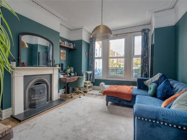 Flat for sale in Streatham, Greater London