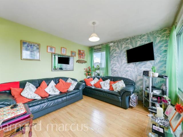 Flat for sale in Battersea, Greater London