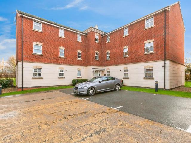 Flat for sale in Whetstone, Pinfold