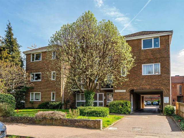 Flat for sale in Surbiton, Greater London