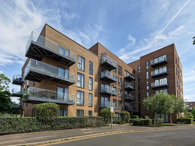 Flat for sale in Elstree and Borehamwood, Borehamwood