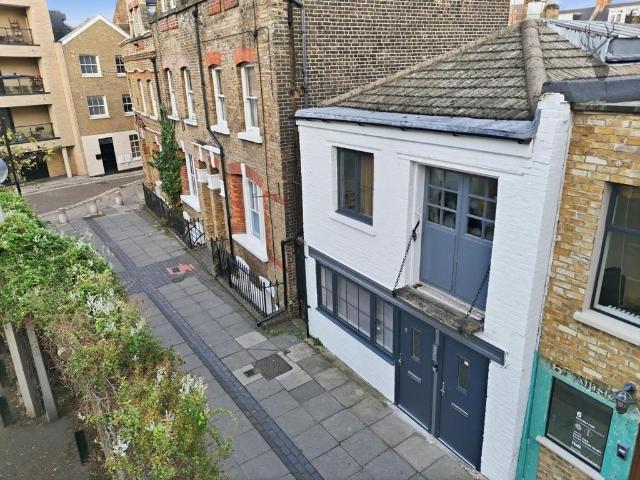 Flat for sale in South Hackney, Greater London