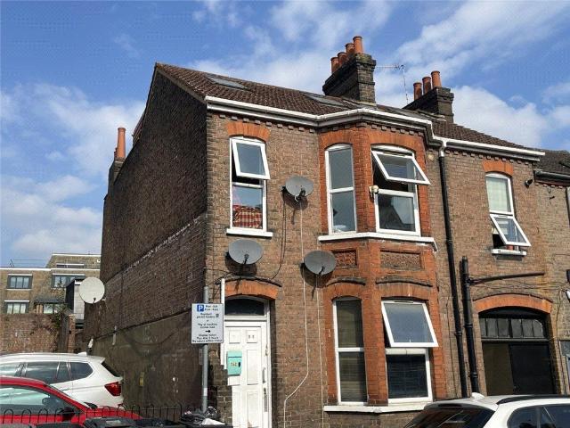 Flat for sale in Spring Park, Luton
