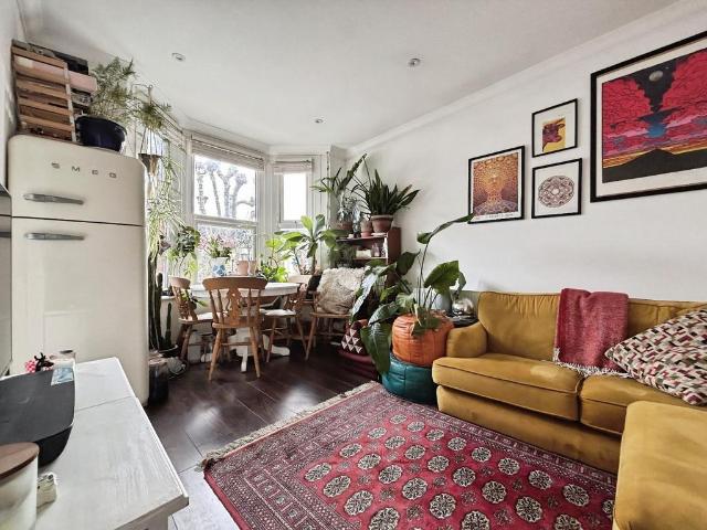 Flat for sale in Upton Park, Greater London
