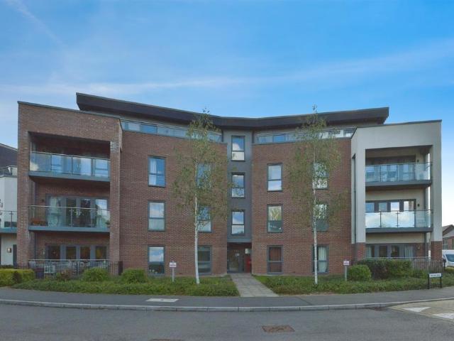 Flat for sale in Monkston Park, Milton Keynes