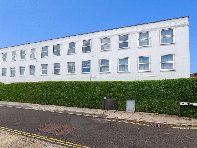 Flat for sale in London Borough of Ealing, Greenford