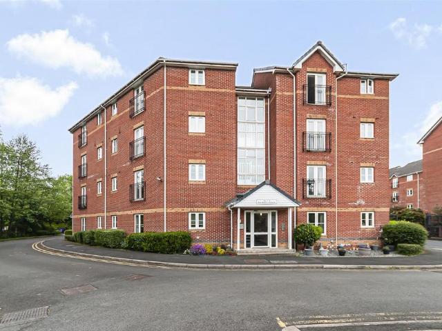 Flat for sale in Lee Bank, Greater Manchester