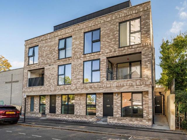 Flat for sale in London Borough of Lewisham, New Cross