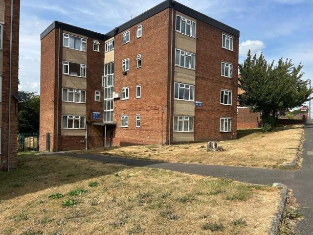 Flat for sale in Goldthorn Hill, Penn