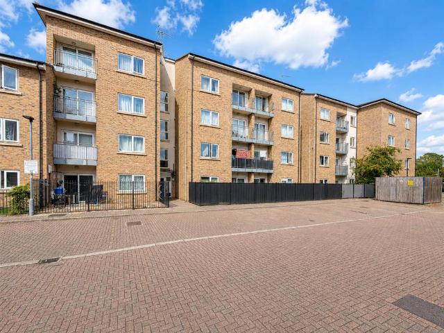 Flat for sale in London Borough of Hounslow, Greater London